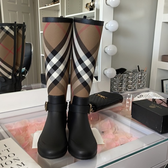 Burberry house check rain boots size 7 like new I just used them twice. - Picture 3 of 4